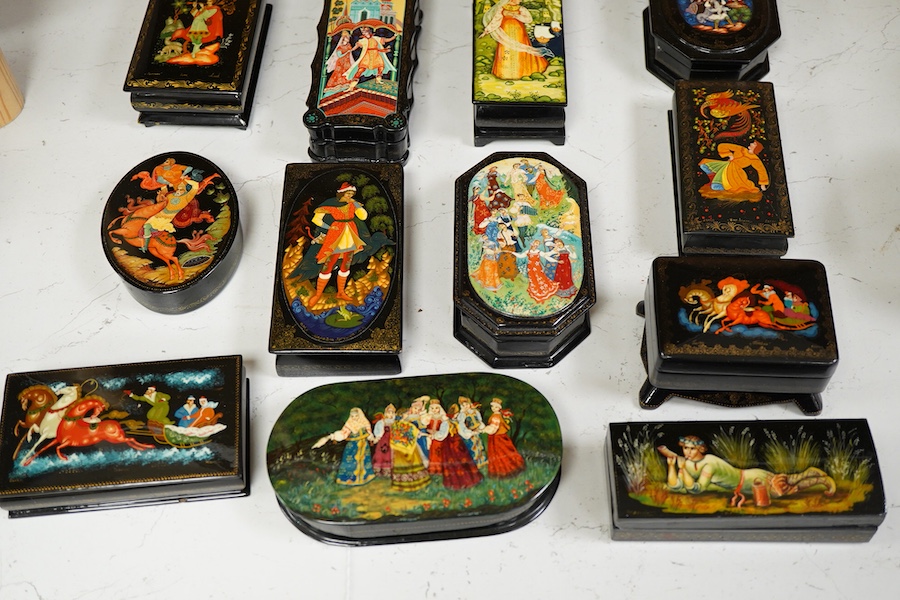 Fifteen Russian lacquer trinket boxes, mostly 1990’s, largest 15cm